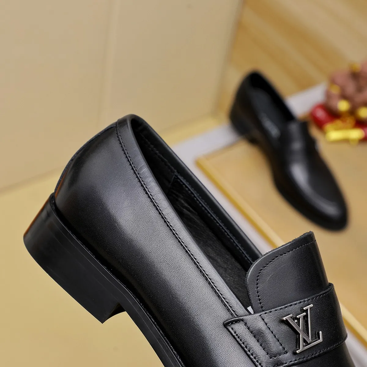 Men's Men's Shoes 💰420 💰[Louis Vuitton] LV high-end business formal leather shoes! ! Luxurious and elegant style, equal emphasis on practicality and style, professional focus on details and quality, counter original 1⃣️: 1⃣️ super accurate reproduction👍🏻! Material: The upper is made of imported original soft 🐂cowhide ➕imported first-layer sheepskin lining. Original anti-slip and wear-resistant outsole! Code number: 39--45, (38.46 custom-made) Large quantities in stock!